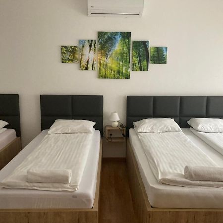 Bfg Apartman Appartamento Eger Esterno foto