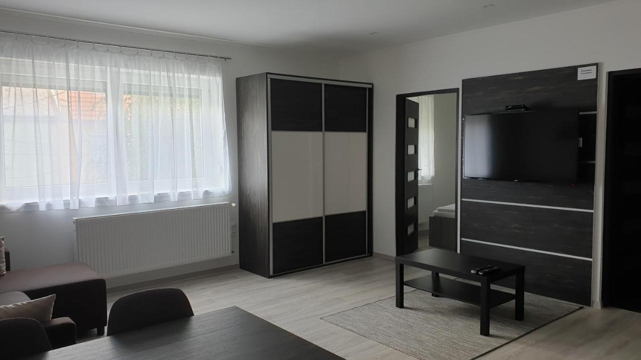 Bfg Apartman Appartamento Eger Esterno foto