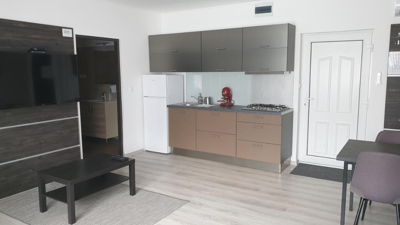 Bfg Apartman Appartamento Eger Esterno foto