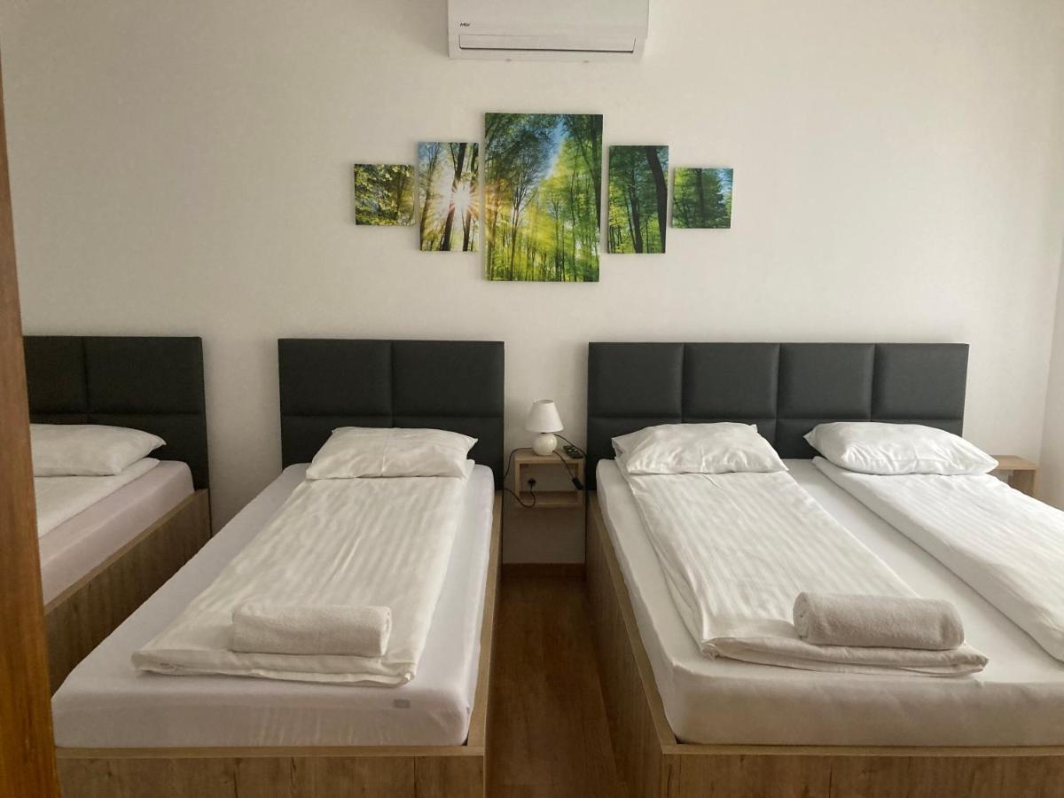 Bfg Apartman Appartamento Eger Esterno foto