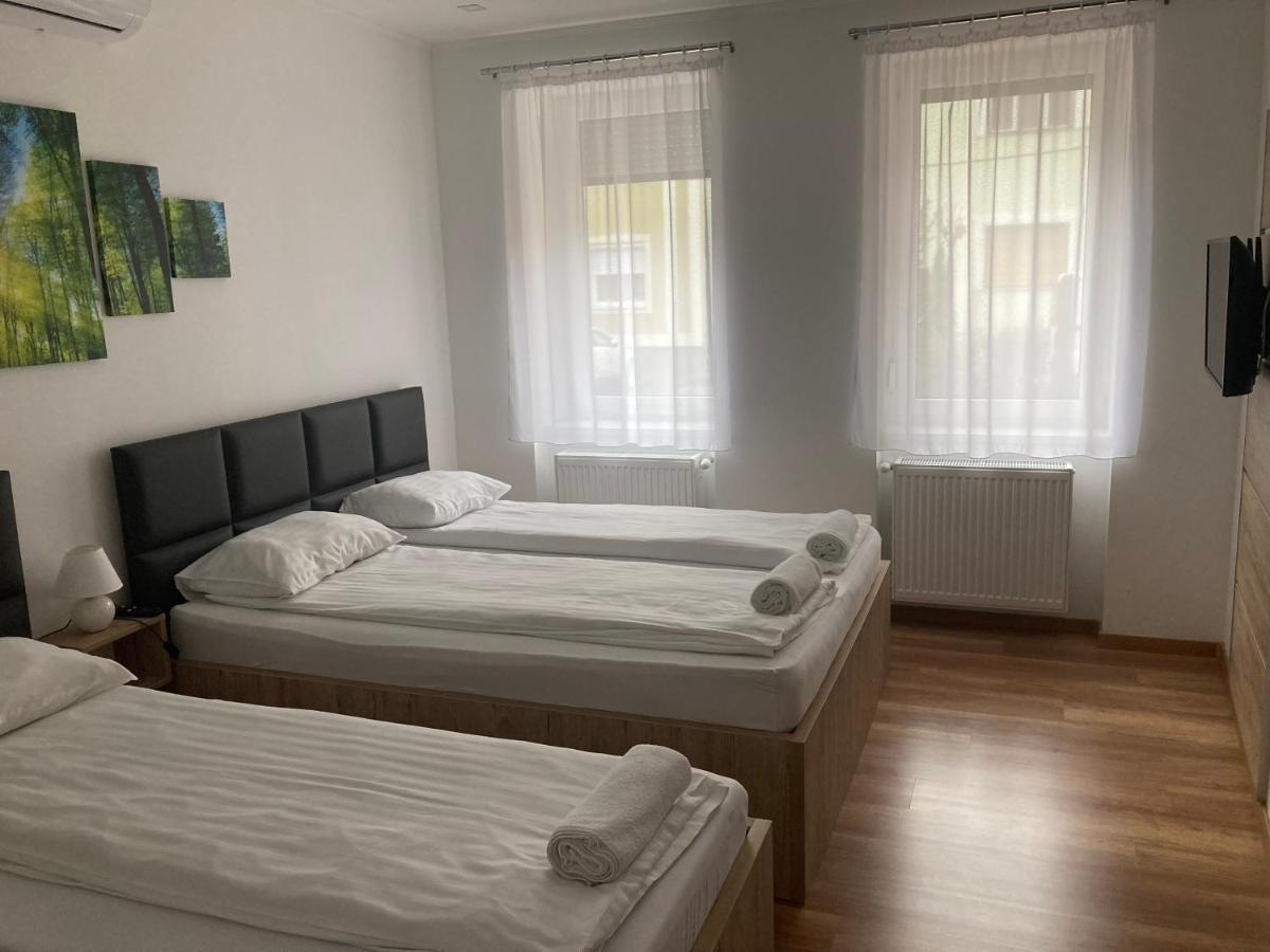 Bfg Apartman Appartamento Eger Esterno foto