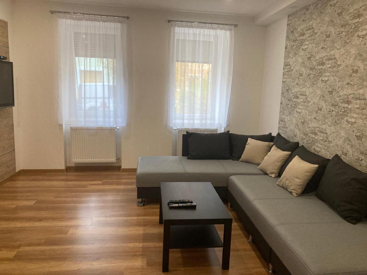 Bfg Apartman Appartamento Eger Esterno foto