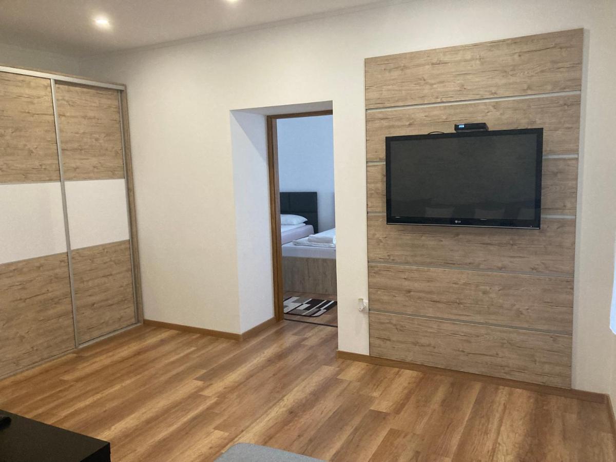 Bfg Apartman Appartamento Eger Esterno foto